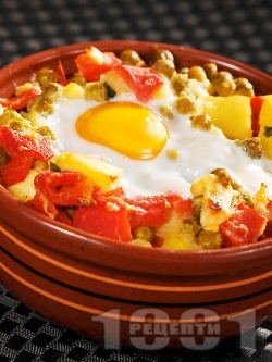 Гювече с картофи, грах от консерва, топено сирене, яйца и печени чушки - снимка на рецептата